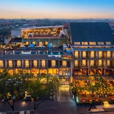 Casino-resort evening atmosphere around dinner and entertainment